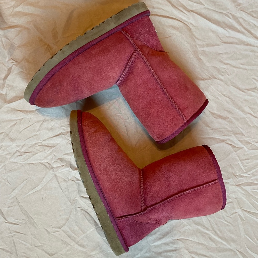 Women’s Magenta Ugg Classic Short II size 9